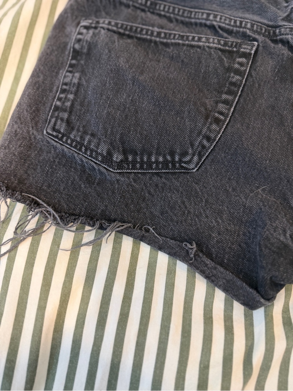 AGOLDE Washed Black High-Rise Frayed Denim Shorts - Picture 5 of 6